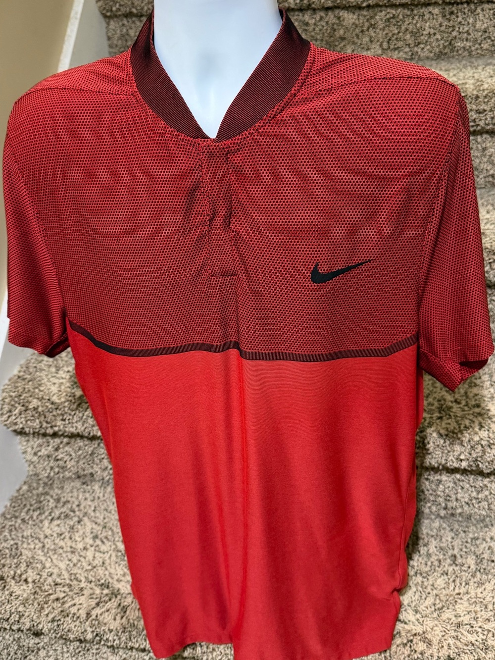 Stunning *NIKE Golf dri-fit* modern fit men’s collarless golf ⛳️ polo shirt - L